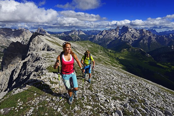 Hikers on the ascent from the Prato Piazza to the summit of the Durrenstein