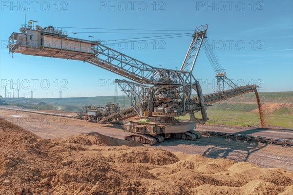 750 spreaders filling the remaining hole