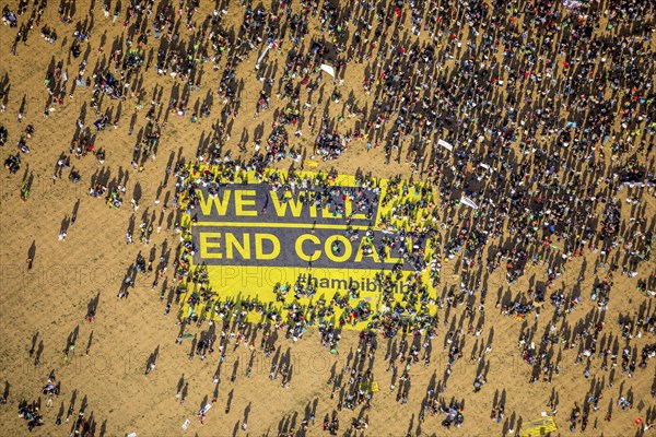 Many people on large-scale demonstration with Banner We will end coal