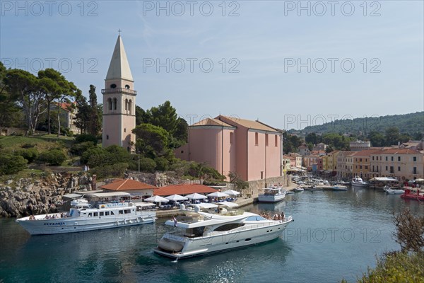 Motorboat drives to the harbour