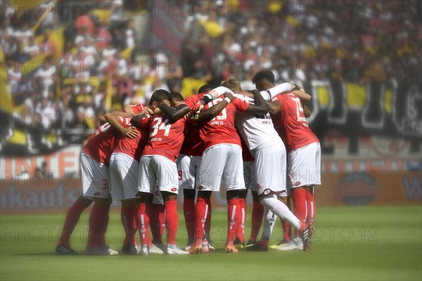 Teambuilding circle of the team FSV Mainz 05 in front of the game