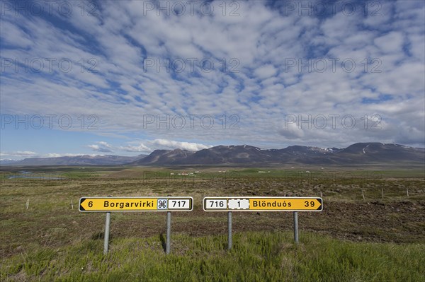 Two signposts along the road near Borggarvirki