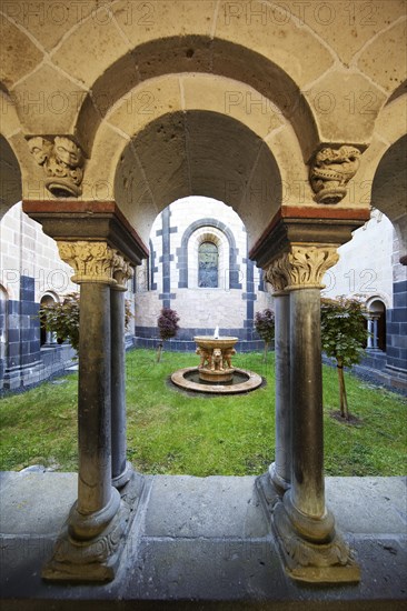 Courtyard with lion fountain in the so-called paradise