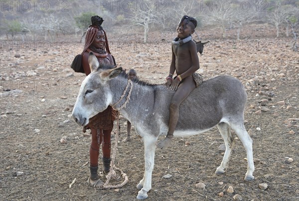 Married Himbafrau with girl on a donkey