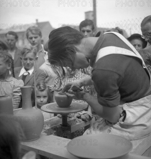 Topferin produces a vessel in front of spectators