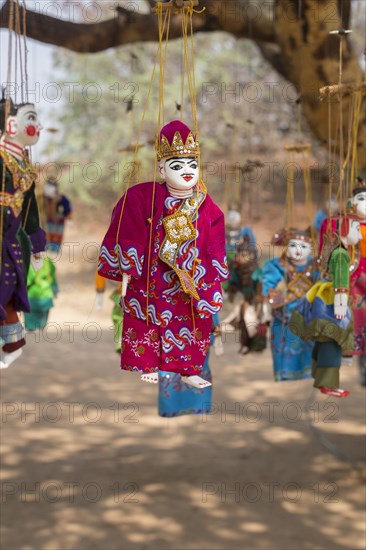 Marionetts as souvenir at Htilominlo temple