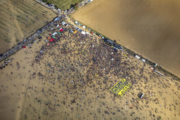 Many people on large-scale demonstration with Banner We will end coal