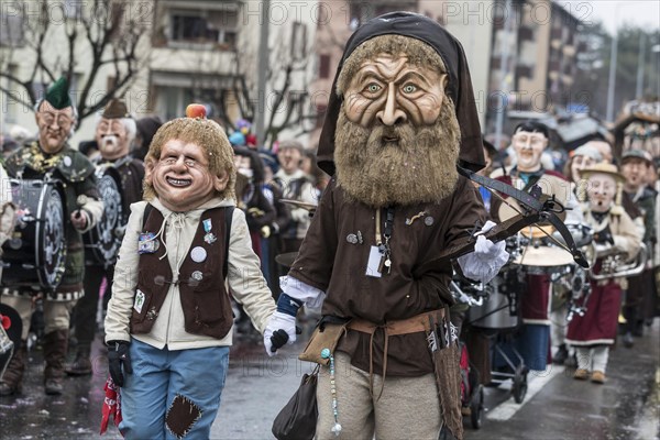 Wilhelm Tell with his son at the carnival procession of the Mattli Zunft in Littau