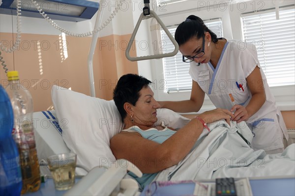 Patient and nurse talking
