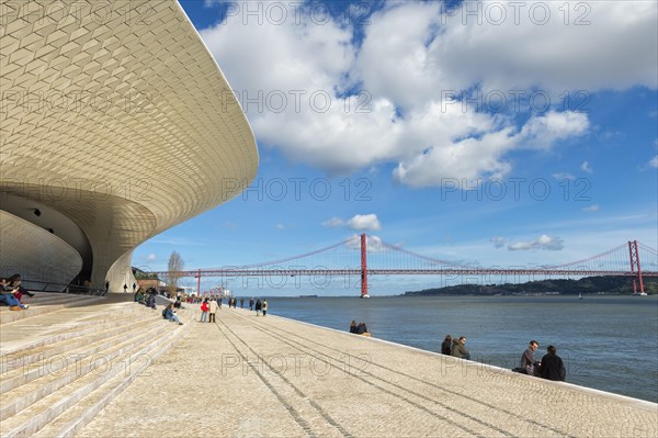 Ponte 25 de Abril bridge over the Tagus river