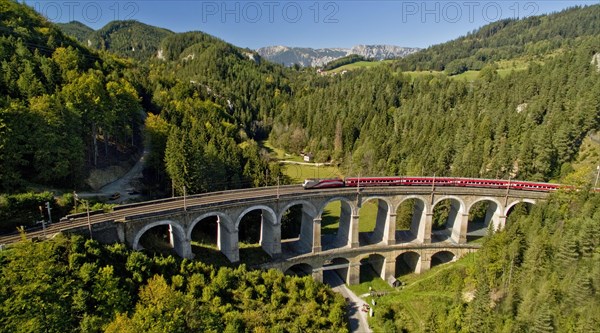 Passenger train on the Semmeringbahn viaduct