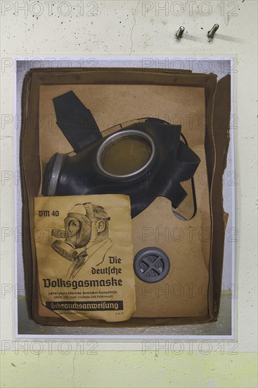 Poster of an instruction manual for the German Volksgasmaske from a civil air-raid shelter in World War II
