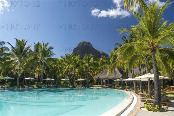 Pool of the Hotel Dinarobin Beachcomber