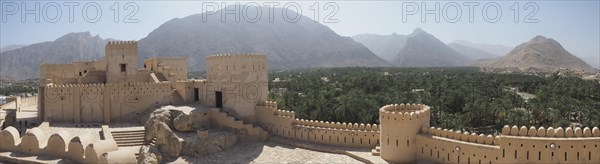 Fortress Nakhl with round tower and battlements