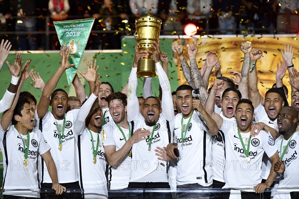 Cheering Kevin-Prince Boateng after the cup was handed over to Eintracht Frankfurt