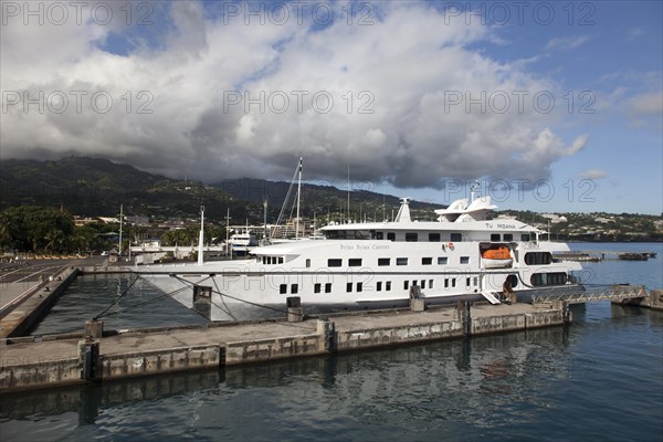 Bora Bora Cruises