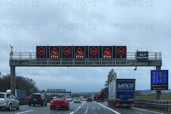 Electronic warning board with speed limit and traffic jam indicator