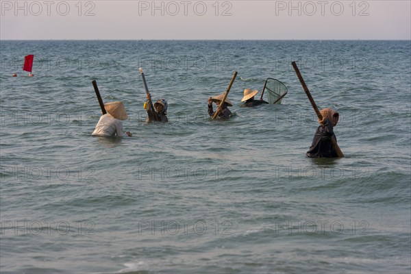 Mussel hunters