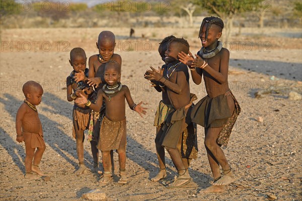 Singing and dancing happy Himbakinders