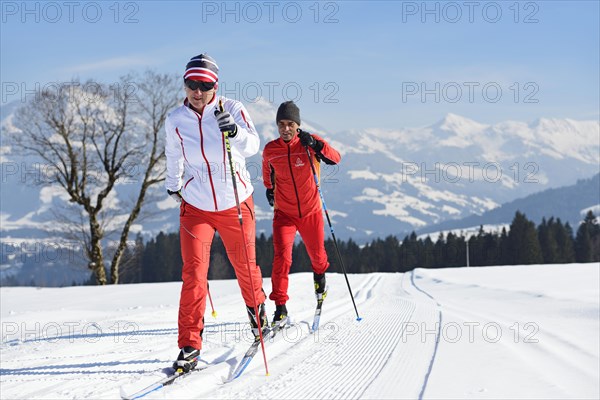 Cross-country skiers on the Penningberg with a view of the Hohe Salve