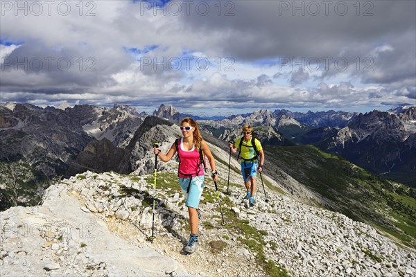 Hikers on the ascent from the Prato Piazza to the summit of the Durrenstein