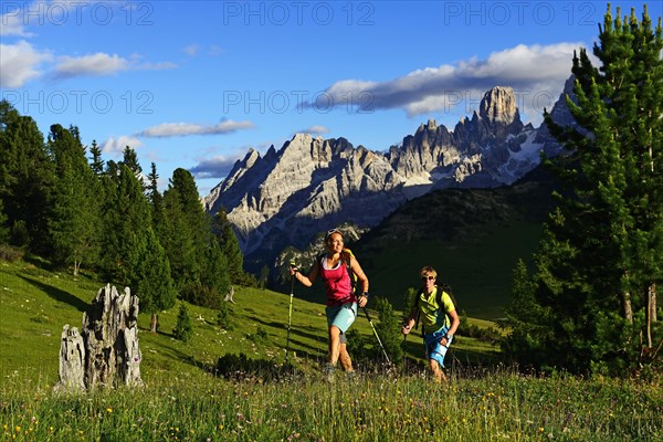 Hikers on the ascent from the Prato Piazza to the summit of the Durrenstein