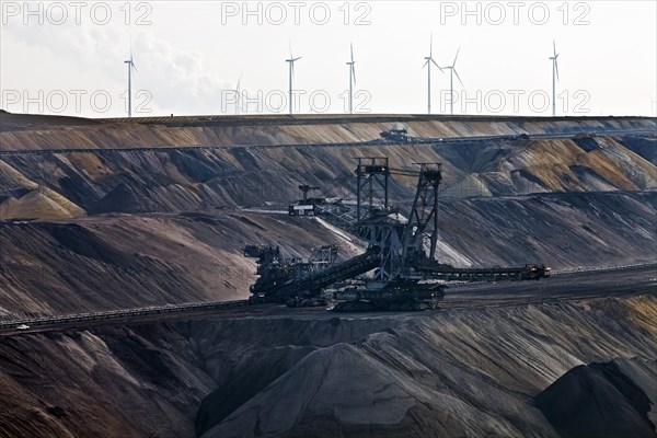 Lignite opencast mine with stacker