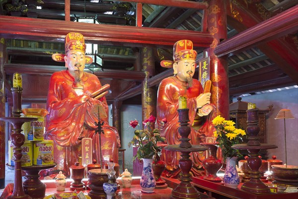 Statues of two followers of Confucius