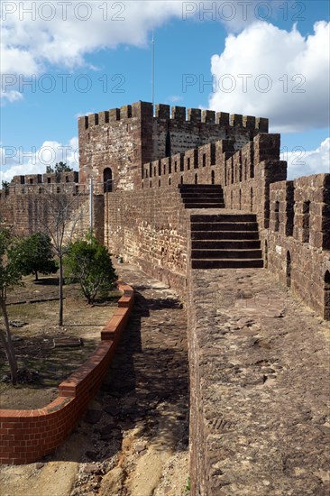 Battlement walk and defence tower