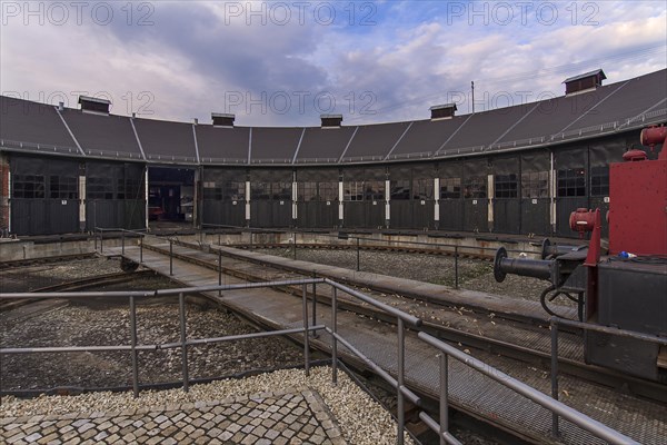 Turntable with 15 permanent ring engine sheds