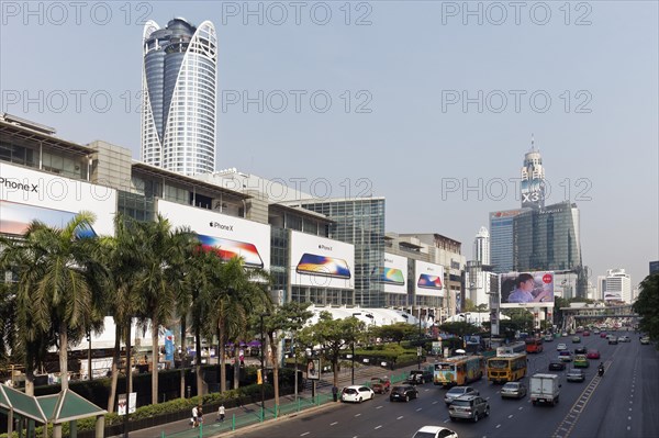 Car traffic on Ratchadamri Road