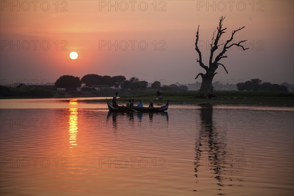 Boat with sunset on Lake Taungthaman