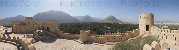 Fortress Nakhl with round tower and battlements