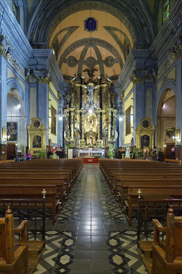 Interior nave with chancel
