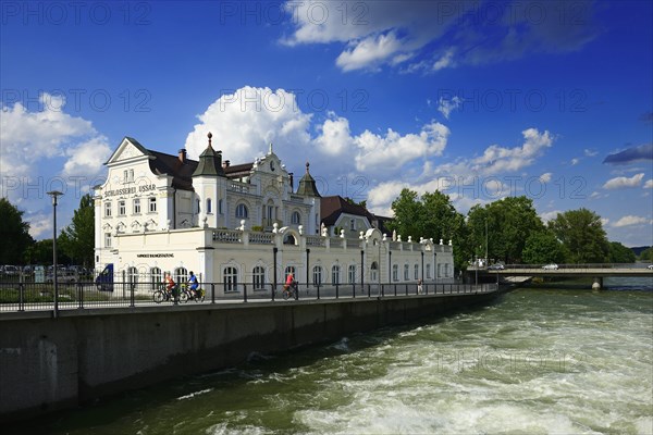 Cyclists in Landshut in front of the locksmith Ussar an der Isar