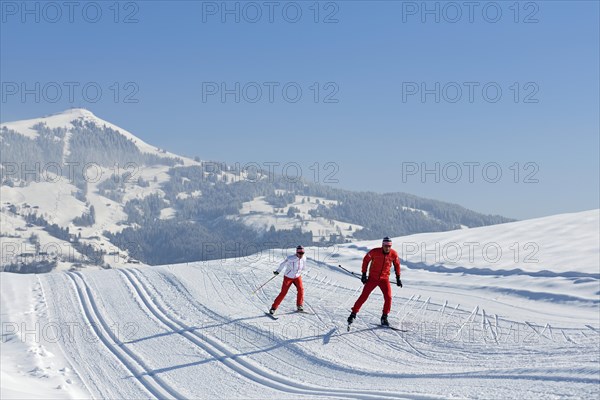 Cross-country skiers on the Penningberg with a view of the Hohe Salve