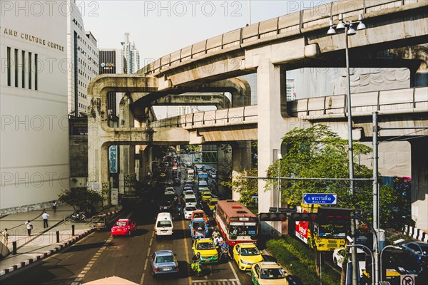 BTS Skytrain Trasse mit verkehrsreicher Strasse