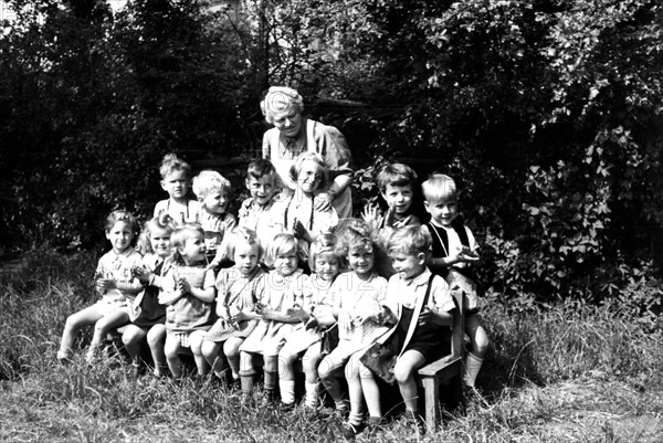 Children can be photographed in the green with the kindergarten teacher