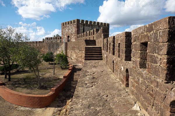 Battlement walk and defence tower