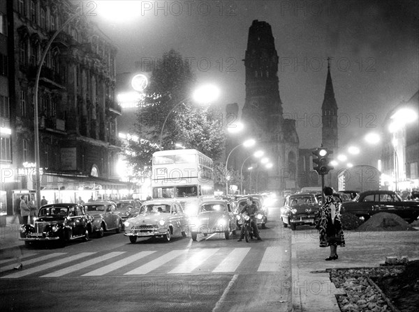 Car traffic on the Kudamm at night