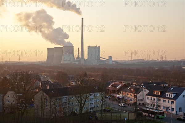 Housing estate with the Gersteinwerk power plant