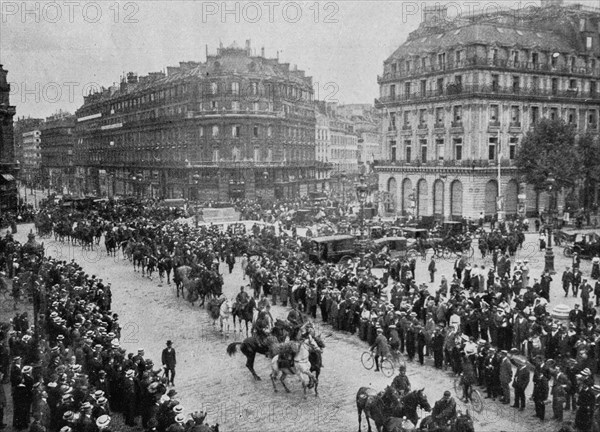 Horses convoy crossing the Place de l'Opera