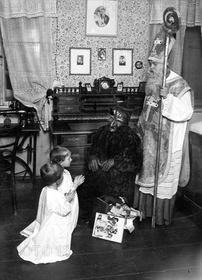 Nikolaus visits two children ca. 1930