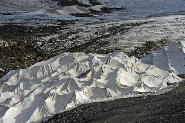 Covering of glacier ice with white plastic fleece to reduce glacier shrinkage in summer