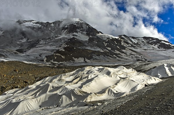 Covering of glacier ice with white plastic fleece to reduce glacier shrinkage in summer