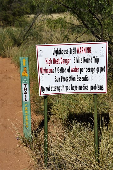 Warning sign at the Lighthouse Trail