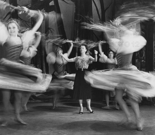 Woman giving lessons to female dancers