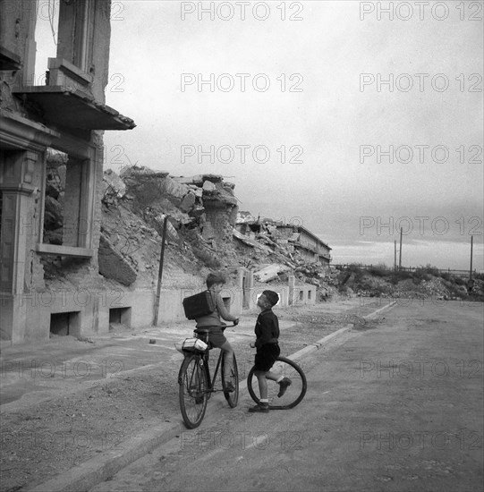 Children in front of a destroyed building in Freiburg