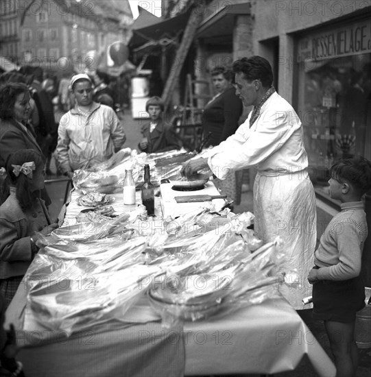 Frying pan salesman on a street in Freiburg