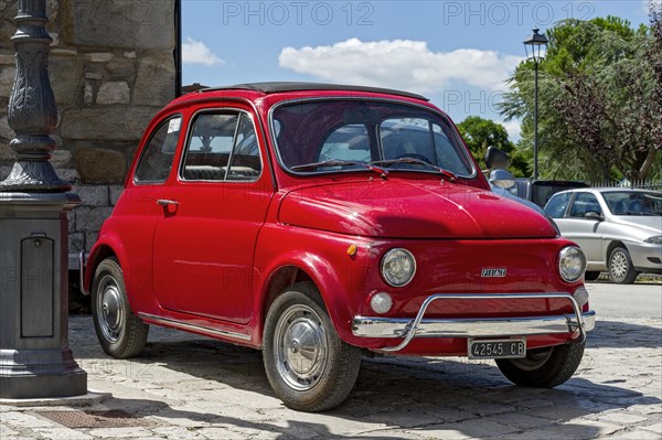 Red FIAT Nuova 500 L